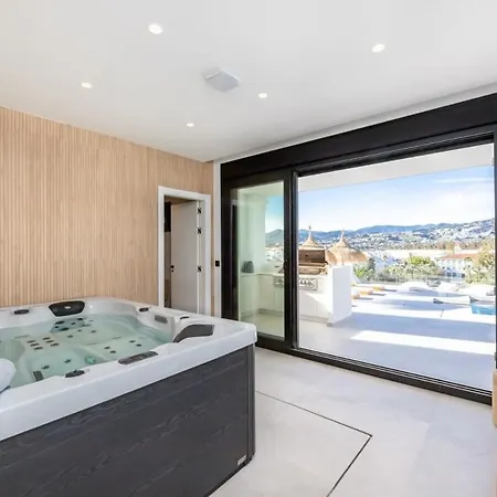 Vega Luxury Living Premium Features Gym Jacuzzi 빌라 마르베야